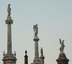 gods and emperors tended to be
shown on top of pillars - just like modern saints and angels