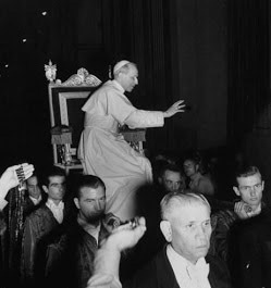 Pope Pius XII being carried around on his portable throne (<em>sedia gestatoria</em>)
